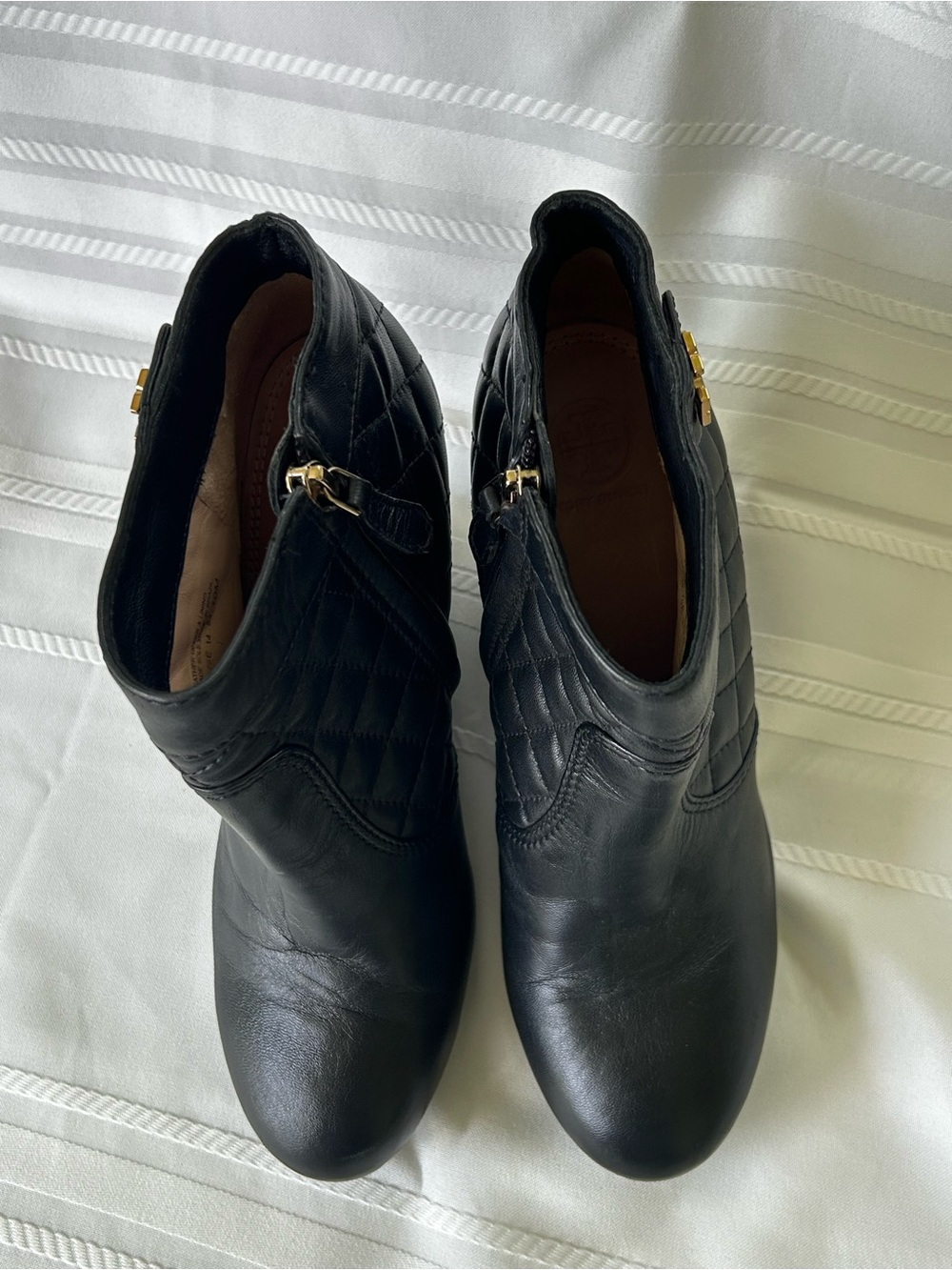 Tory Burch Leila Womens 10 Black Quilted Leather Wedge Ankle Booties Gold Logo - Picture 3 of 16